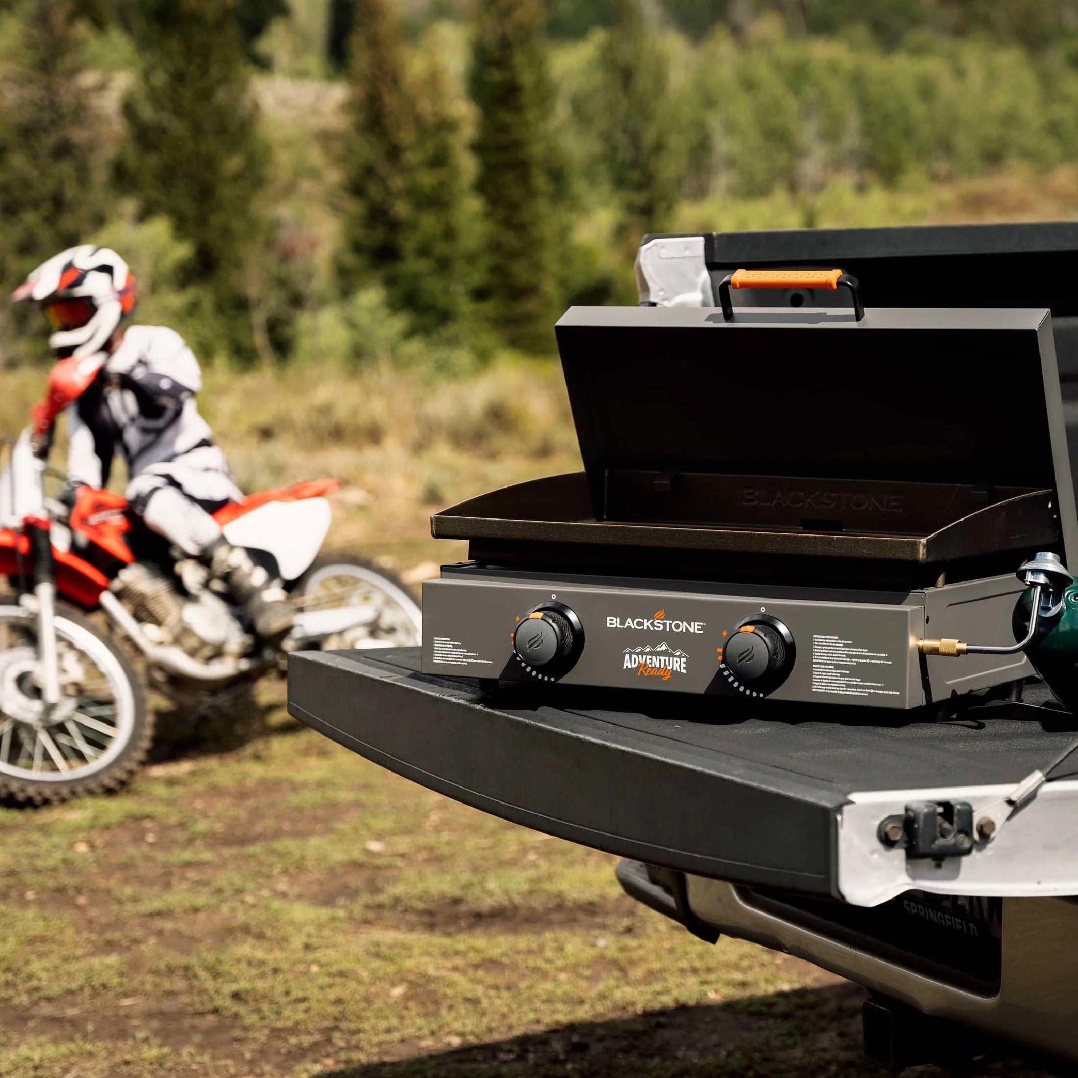 Black 2-Burner 22 Propane Griddle with Hard Cover P130